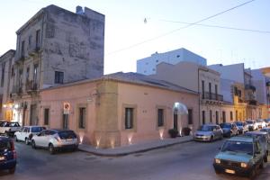 a city street with cars parked in front of buildings at Casepicarmo Guest House in Augusta