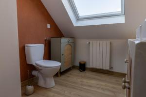 a bathroom with a toilet and a skylight at Chambres d'hôtes - Evasion Bretonne in Landerneau