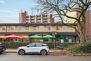 a white car parked in front of a building at Berner Bude 5, 3SZ, 6P, TV, Wlan in Hamburg