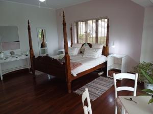 Llit o llits en una habitació de Whispering Waves Villa