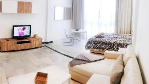 sala de estar blanca con sofá y cama en Luxury Studio, en Marbella