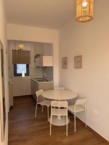 Kuchyň nebo kuchyňský kout v ubytování Nikolas Apartments
