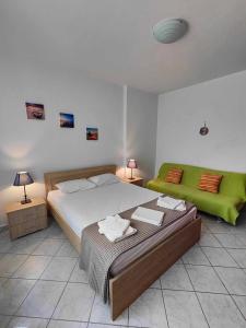 Posteľ alebo postele v izbe v ubytovaní Roses RT apartments Skioni III