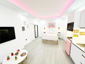 una habitación blanca con una cama y una mesa en La Placita Boutique Trinidad, en Málaga 20 fotos más
