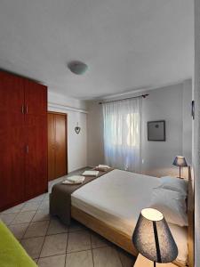 Posteľ alebo postele v izbe v ubytovaní Roses RT apartments Skioni III