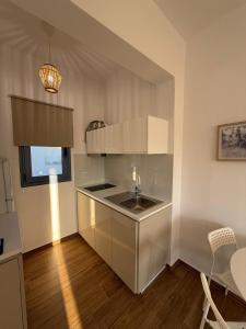 Kuchyň nebo kuchyňský kout v ubytování Nikolas Apartments