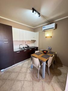 a kitchen with a table and chairs in a room at Tropical Casa Castanha in Santa Maria