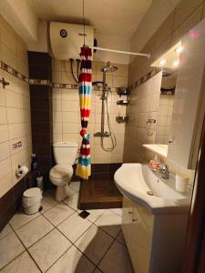 Kúpeľňa v ubytovaní Roses RT apartments Skioni III