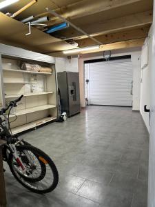una bicicletta parcheggiata in una stanza con garage di Villa la Nautilia a Cap d'Agde
