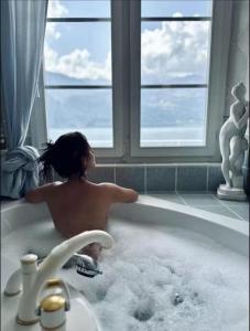 ein kleines Kind in einer Badewanne in der Unterkunft Seehotel Schwert in Gersau