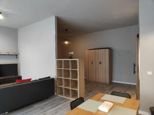 ein Wohnzimmer mit 2 Tischen und einem Bücherregal in der Unterkunft Lar de Yago - Apto Barreiros B in San Cosme de Barreiros