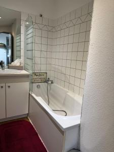 Kúpeľňa v ubytovaní 200 m centre ville maison mitoyenne avec place de parking gratuite