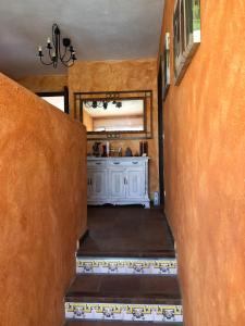 Una vista de una cocina desde el pasillo de una casa. en Apartment S'agaró-Costa Brava, en S'Agaró