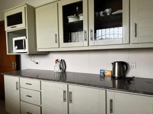 Kuchyň nebo kuchyňský kout v ubytování Family Friendly 2-Bedroom Home Upper Portion with Parking