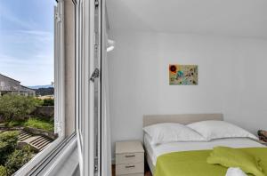 Ένα ή περισσότερα κρεβάτια σε δωμάτιο στο Kjara i Ivan