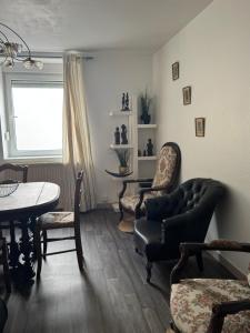 Posedenie v ubytovaní 200 m centre ville maison mitoyenne avec place de parking gratuite