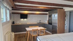 Una cocina con una mesa y sillas en una habitación. en Apartamentos Playa de Camariñas, en Camariñas