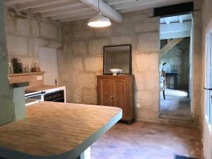 Una cocina con encimera de madera en una habitación. en Le Mas des Figuiers, en Arles