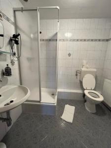 Łazienka w obiekcie Gästehaus Jedinger