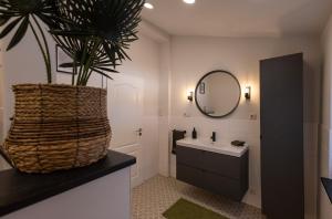 Un baño con un lavabo y una planta en maceta. en Bungalow zum Wohlfühlen, en Oranienburg 14 fotos más