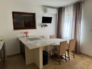 Μια τηλεόραση ή/και κέντρο ψυχαγωγίας στο Apartman Roguljić