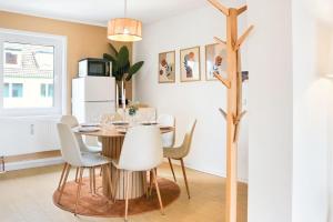 a dining room with a table and chairs at Lunaria Living I VW Tor 17 - Gemütlich - Home Office - Zentral - Parkplatz in Wolfsburg