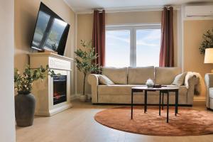 a living room with a couch and a table at Lunaria Living I VW Tor 17 - Gemütlich - Home Office - Zentral - Parkplatz in Wolfsburg