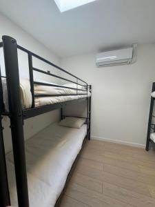 Ένα ή περισσότερα κρεβάτια σε δωμάτιο στο Y Hostel