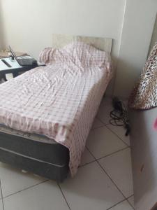 ブラジリアにあるQuarto individual com cama cama de casalのベッドルーム1室(ピンクの毛布付きのベッド1台付)
