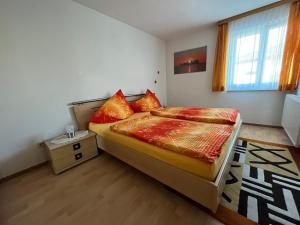 Łóżko lub łóżka w pokoju w obiekcie Gästehaus Jedinger