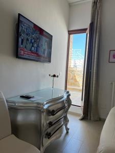 a living room with a table and a window at Elamar Rooms & Apartment in Gallipoli