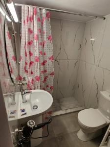 Ένα μπάνιο στο House ROSI in Rodos city