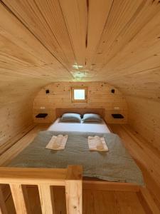 A bed or beds in a room at Apartman Lenka