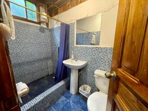 Koupelna v ubytování Inti Mindo Hostel