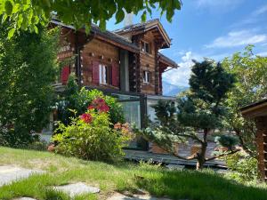 阿尔宾内拉德默尔德丝艾菲斯酒店的山间房屋 - 带玻璃窗