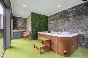 Łazienka z wanną i ceglaną ścianą w obiekcie Casa do Santo by Homie w mieście Santo António da Serra +40 zdjęć