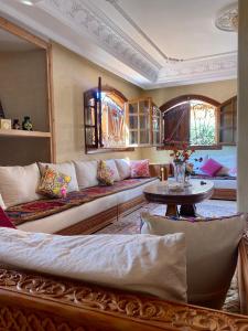 Ruang duduk di Villa floor Espace ouvert