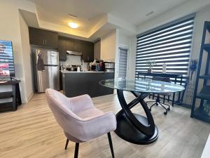 Кухня или мини-кухня в 2bedroom Townhome in South Richmond Hill
