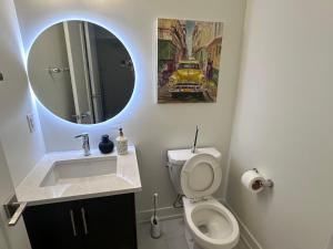Ванная комната в 2bedroom Townhome in South Richmond Hill +21 фотография