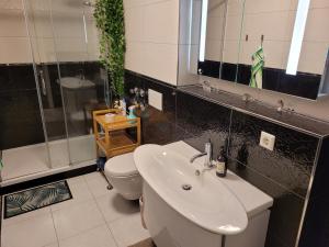 Baðherbergi á waldstudio Classy Apartment near Stuttgart