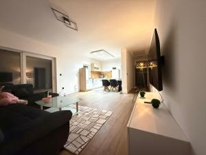 a living room with a couch and a fire place at UNA Escape in Glodina