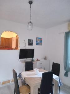TV a/nebo společenská místnost v ubytování Apartment Ma're + 21 fotografií