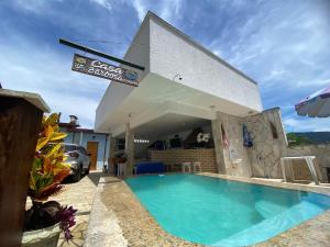 a villa with a swimming pool at a resort at Casa Barbosa Paraty in Paraty