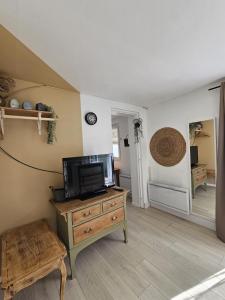 ル・アーヴルにあるNid de verdure à 15 minutes centre et plageのリビングルーム(木製ドレッサーの上にテレビ付) +11枚の写真