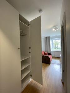 Un armario blanco con estanterías en una habitación en Cozy Studio by Kristiine Centre, en Tallin