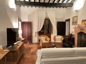 a living room with a couch and a tv at La casa di Carlotta in Usi
