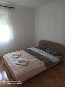 Ένα ή περισσότερα κρεβάτια σε δωμάτιο στο Apartmani Vujović - Mir i Sunce