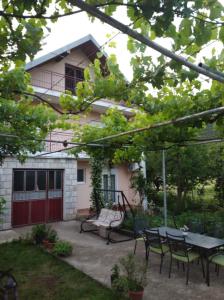 Κήπος έξω από το Apartmani Vujović - Mir i Sunce