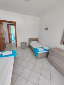 Posteľ alebo postele v izbe v ubytovaní Roses RT apartments Skioni II
