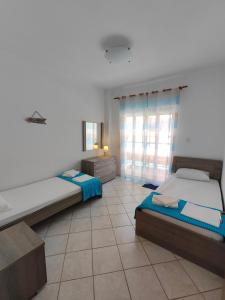 Posteľ alebo postele v izbe v ubytovaní Roses RT apartments Skioni II